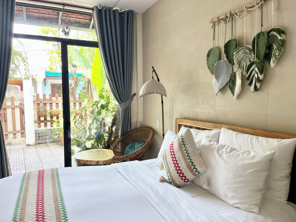 Deluxe Double Room | Minibar, desk, blackout drapes, iron/ironing board