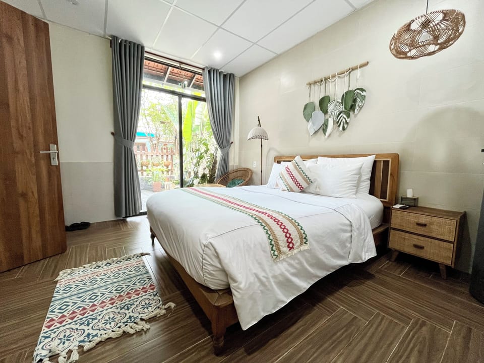 Deluxe Double Room | Minibar, desk, blackout drapes, iron/ironing board
