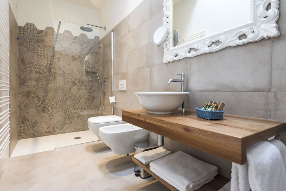 Apartment (Suite Romantic) | Bathroom | Shower, rainfall showerhead, free toiletries, hair dryer