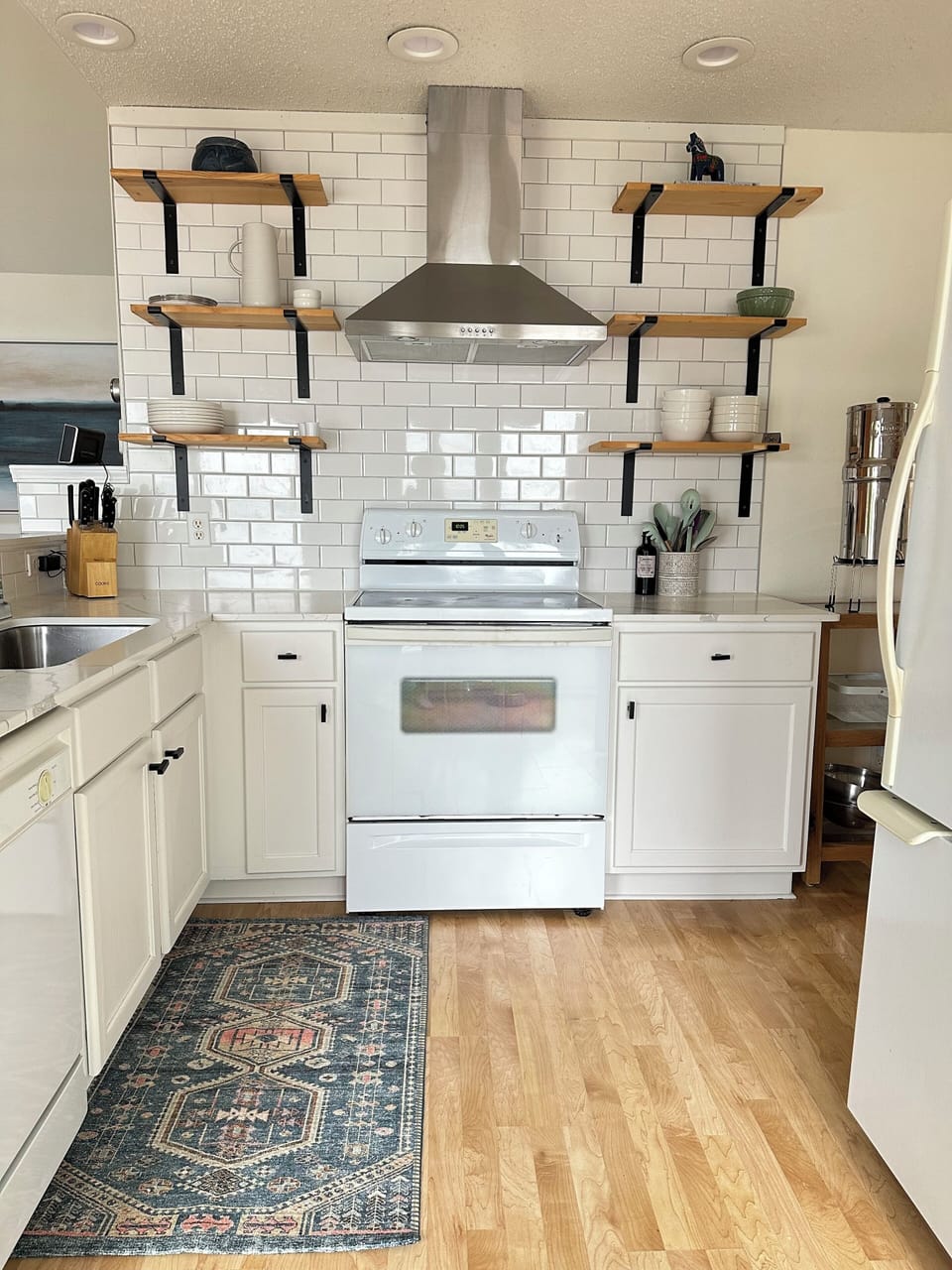 The kitchen has everything you need to make a world-class meal-or a frozen pizza