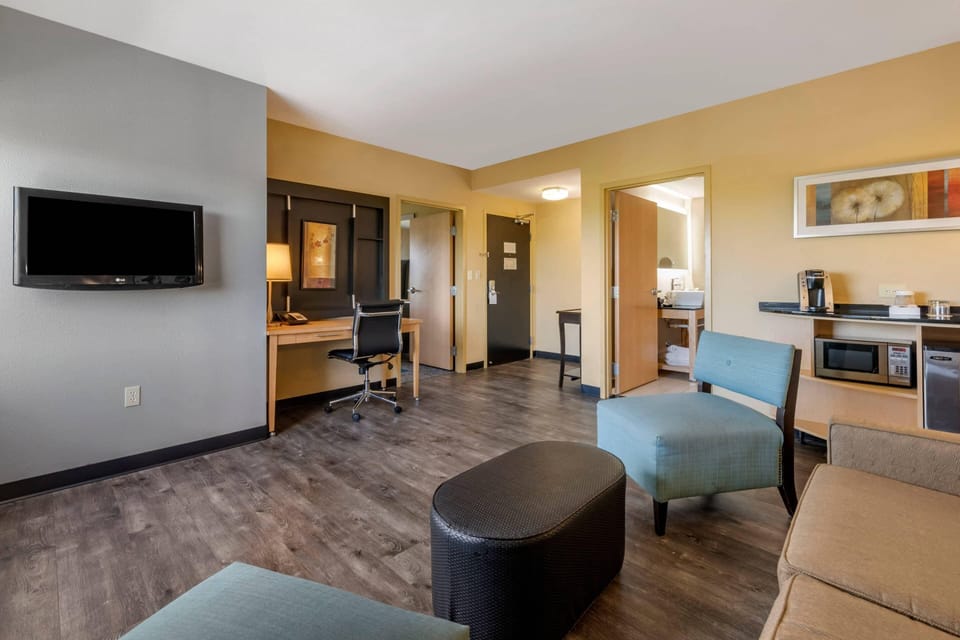 1 bedroom, premium bedding, pillowtop beds, in-room safe