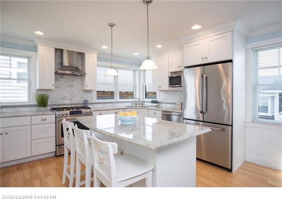 Simply gorgeous high end kitchen to cook and dine casually with family