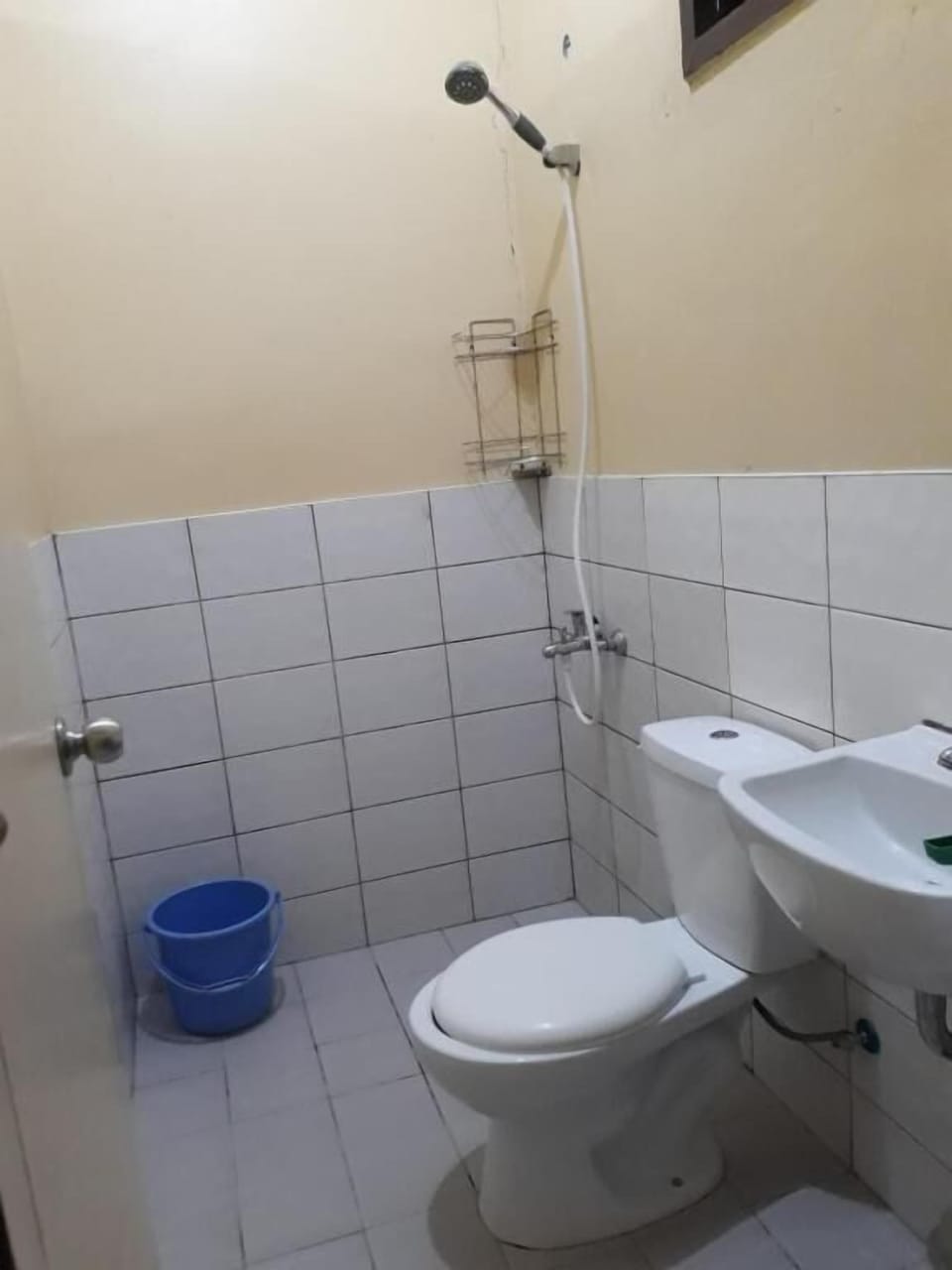 Shower, free toiletries, towels