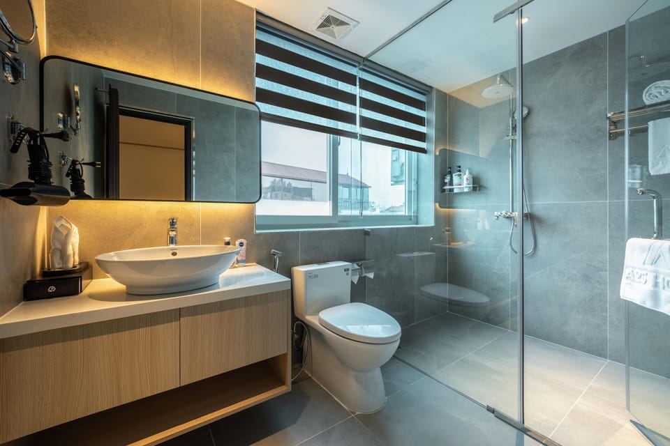 Deluxe Room, 1 King Bed, City View | Bathroom | Free toiletries, hair dryer, bathrobes, slippers