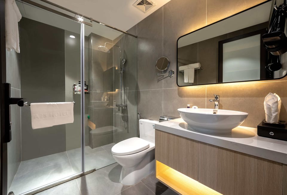 Deluxe Room, 1 King Bed, City View | Bathroom | Free toiletries, hair dryer, bathrobes, slippers