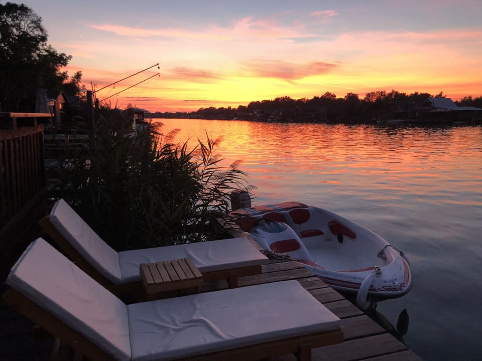Sunset on the lower terrace with boat that can be rented