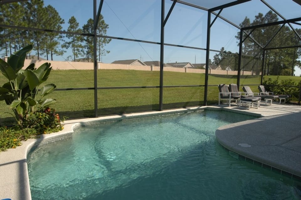 Privacy around the pool - no rear neighbours
