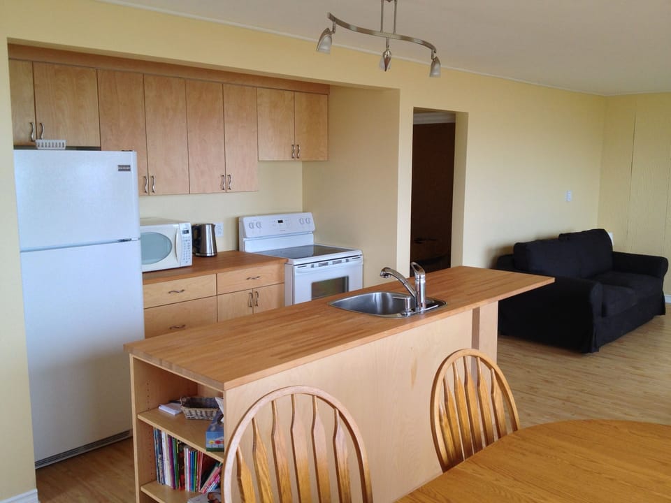 full kitchen with dishwasher