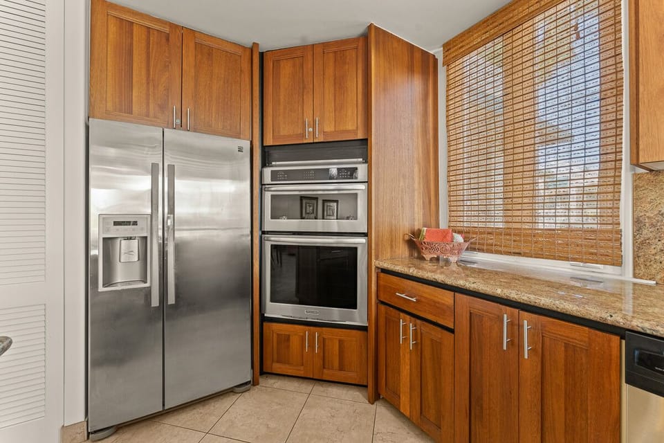 Passthrough from kitchen to lanai for ease in serving