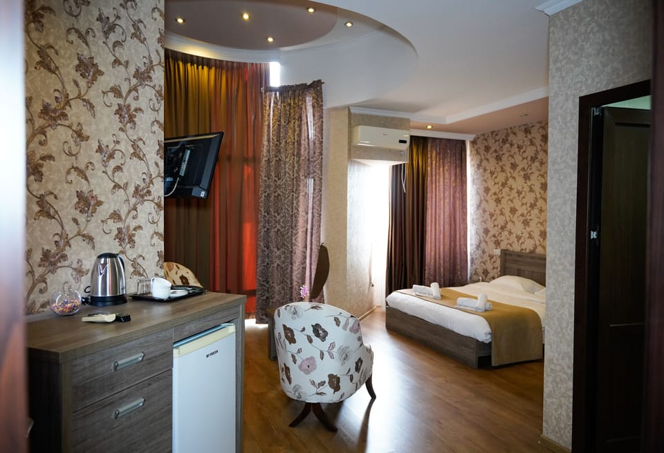 Standard Double or Twin Room, 1 Bedroom | Egyptian cotton sheets, desk, blackout drapes, soundproofing