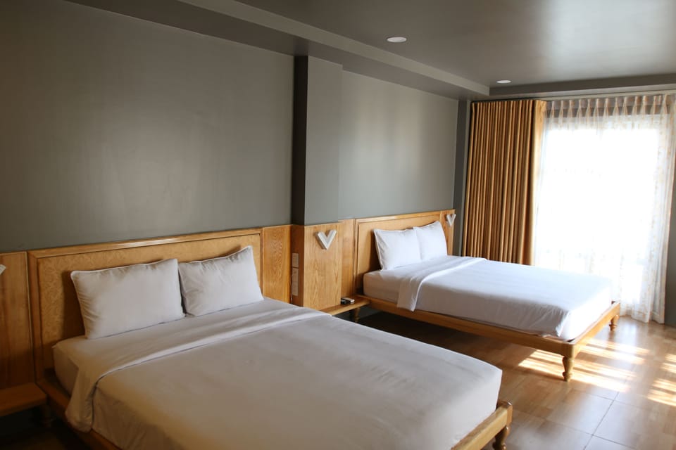 Twin Room | Minibar, in-room safe, desk, soundproofing