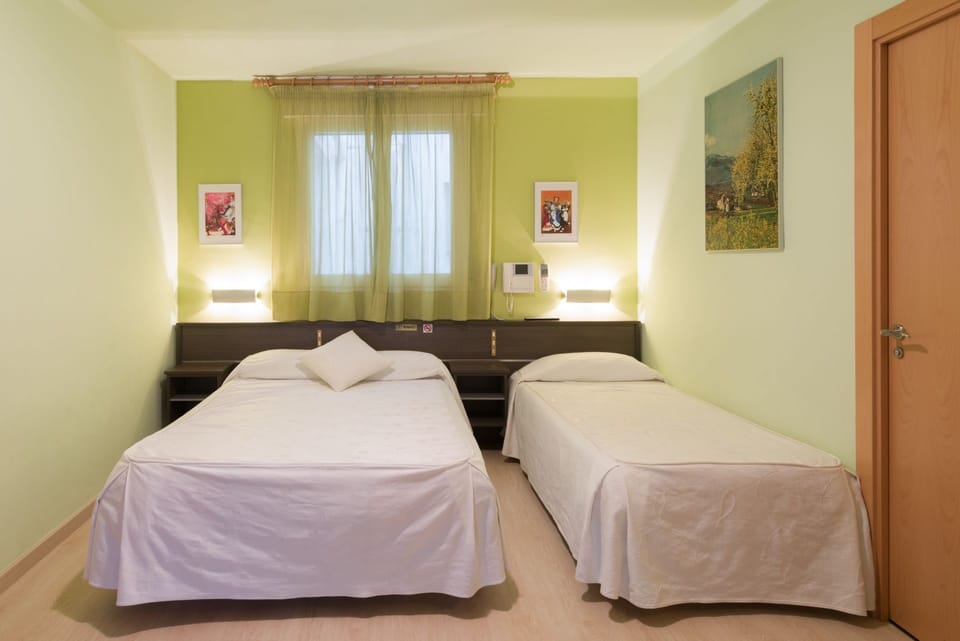 Triple Room | Soundproofing, free WiFi, bed sheets, wheelchair access