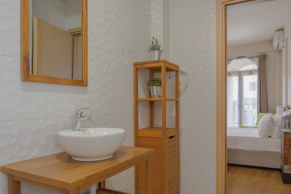 Deluxe Suite (Ground floor Street view) | Bathroom | Shower, free toiletries, hair dryer, slippers