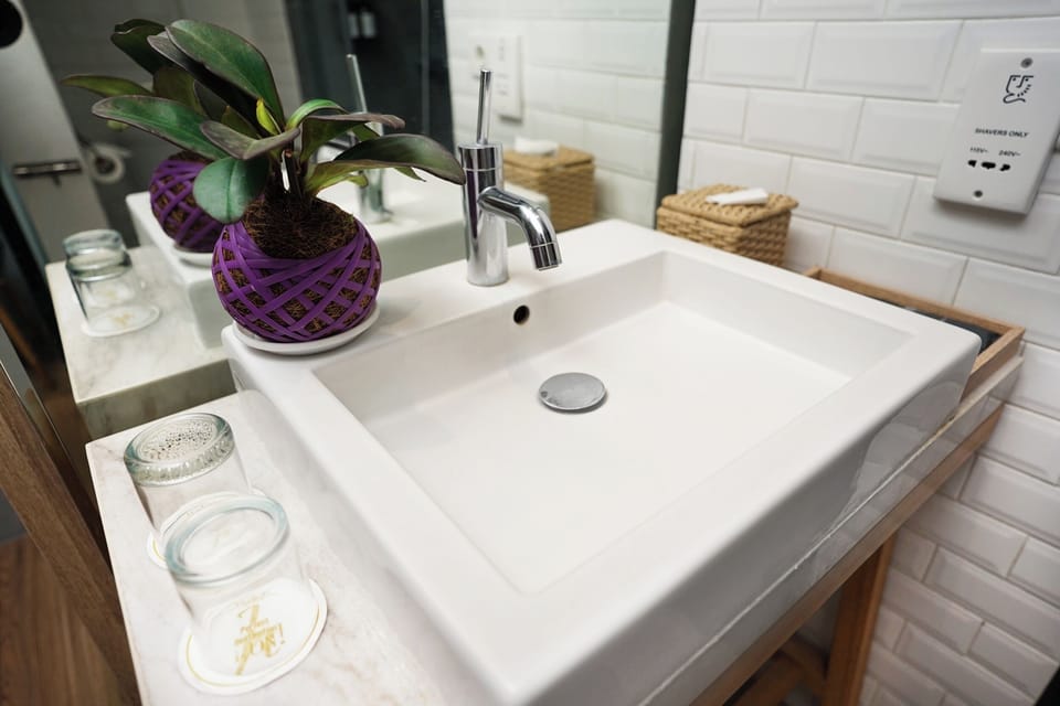 Shower, rainfall showerhead, free toiletries, hair dryer