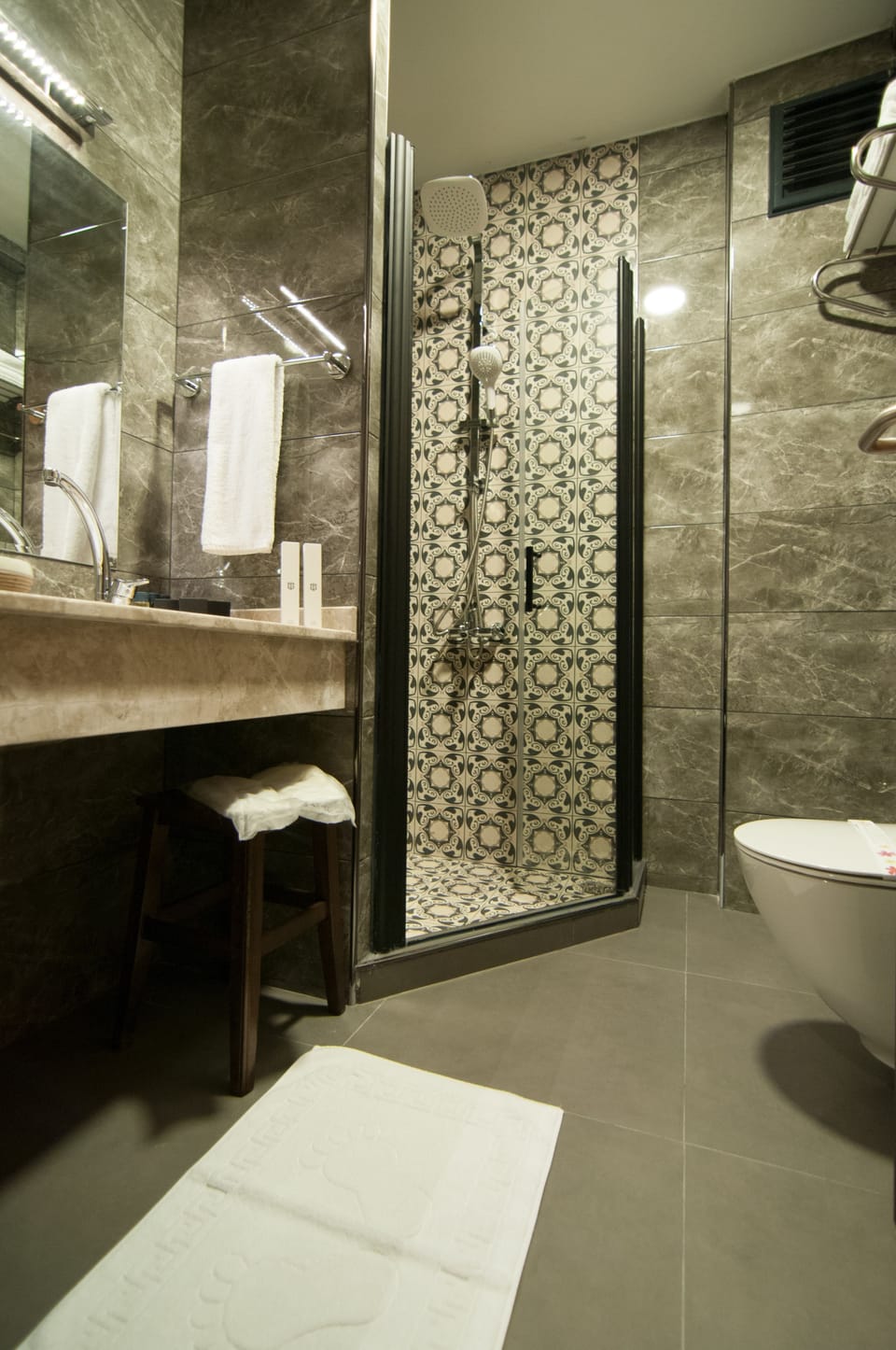 Superior Double Room | Bathroom | Shower, hydromassage showerhead, free toiletries, hair dryer