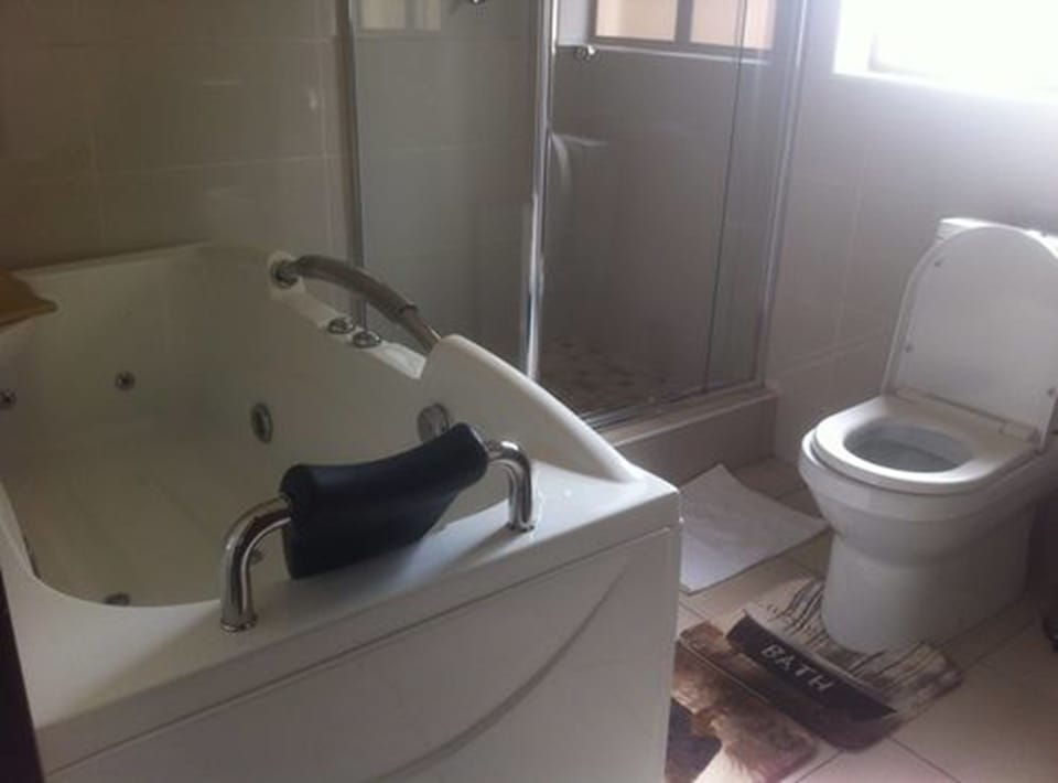 Standard Double Room, 1 Double Bed, Non Smoking | Bathroom | Combined shower/tub, jetted tub, rainfall showerhead, towels