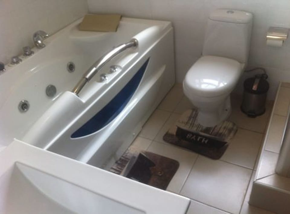 Exclusive Double Room, 1 Double Bed | Bathroom | Combined shower/tub, jetted tub, rainfall showerhead, towels