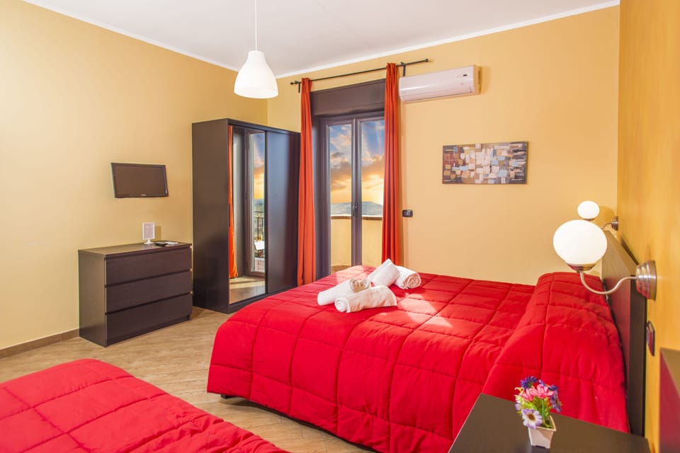 Triple Room, Sea View | Minibar, desk, soundproofing, WiFi (free)
