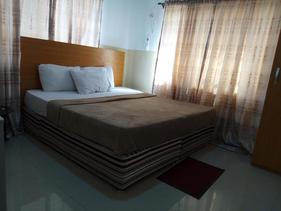 Executive Room (Deluxe) | Desk, free rollaway beds, free WiFi