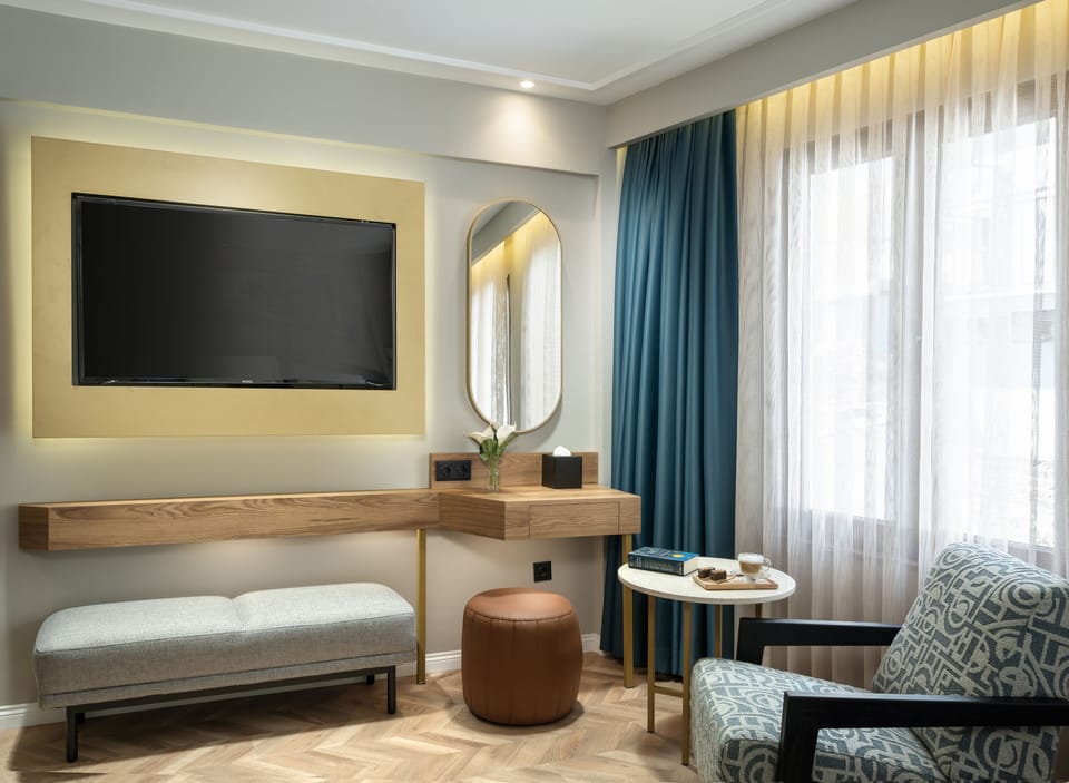 Deluxe Suite, 1 King Bed, Garden Area | 1 bedroom, minibar, in-room safe, desk