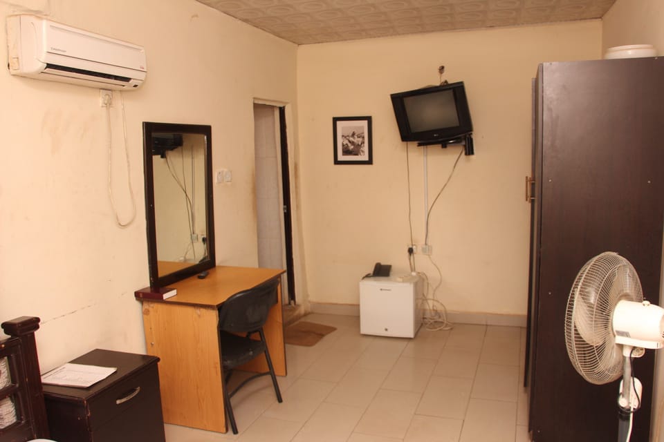 Deluxe Room | 1 bedroom, minibar, desk, bed sheets