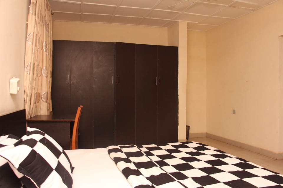 Executive Room, Non Smoking | 1 bedroom, minibar, desk, bed sheets
