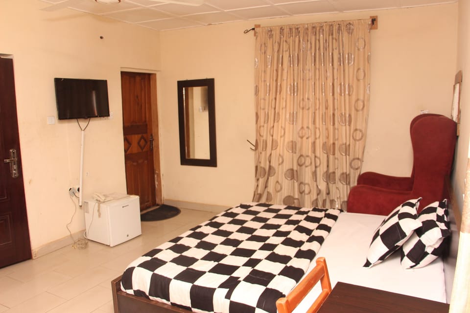 Executive Room, Non Smoking | 1 bedroom, minibar, desk, bed sheets