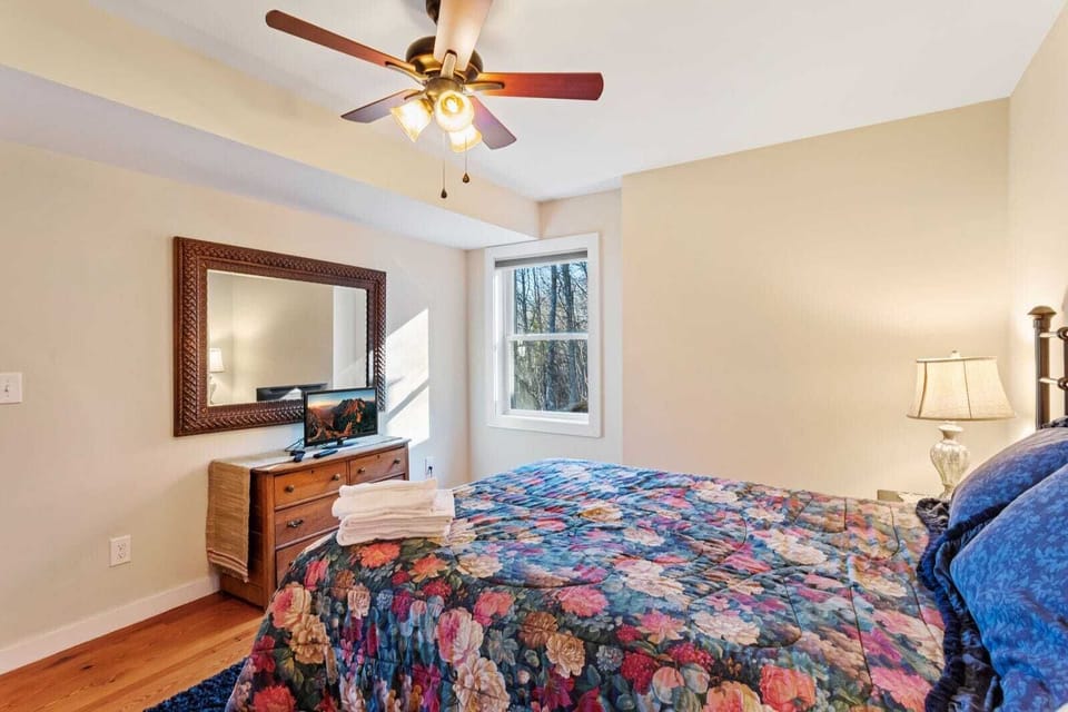 Lower Level Queen Bedroom #2