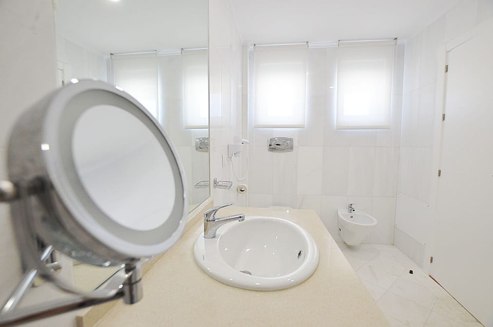 Shower, free toiletries, hair dryer, bidet