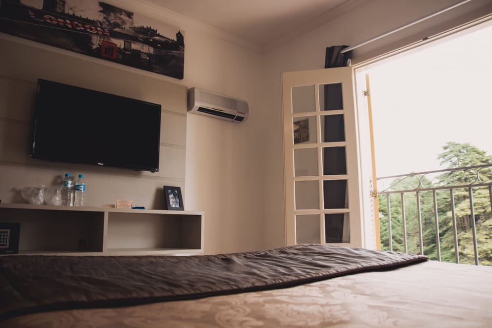 Suite Londres, 1 cama queen, para não fumantes (Primeiro andar) | Hypo-allergenic bedding, down comforters, blackout drapes, free WiFi