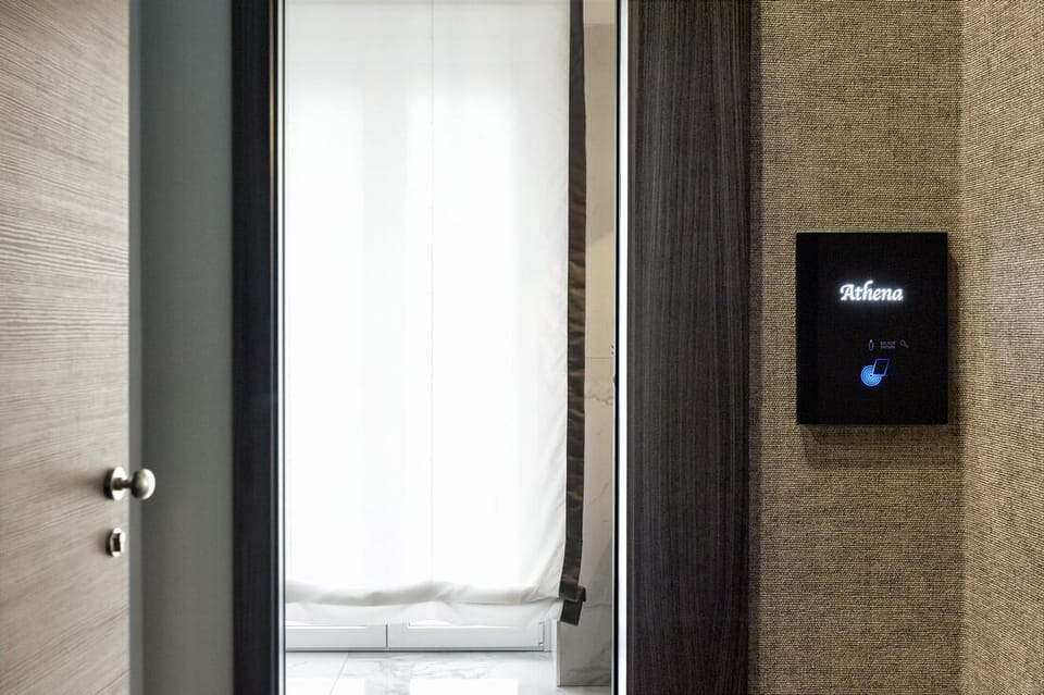 Deluxe Room | Minibar, in-room safe, desk, blackout drapes