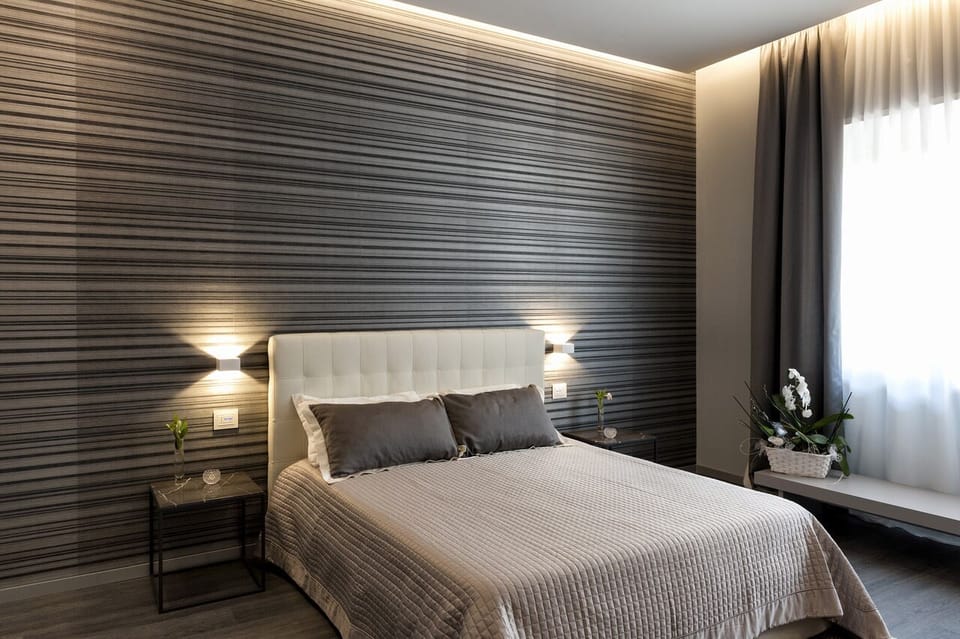 Deluxe Room | Minibar, in-room safe, desk, blackout drapes