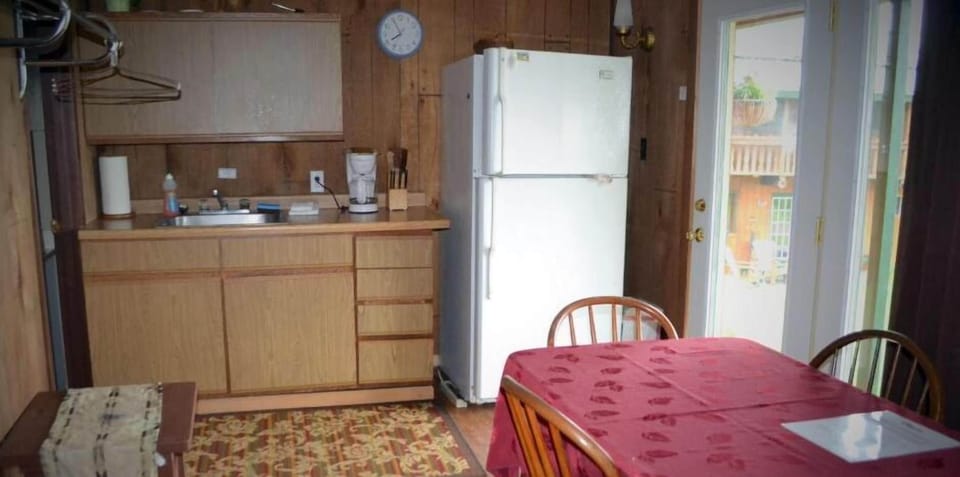 Stovetop, coffee/tea maker, cookware/dishes/utensils, freezer
