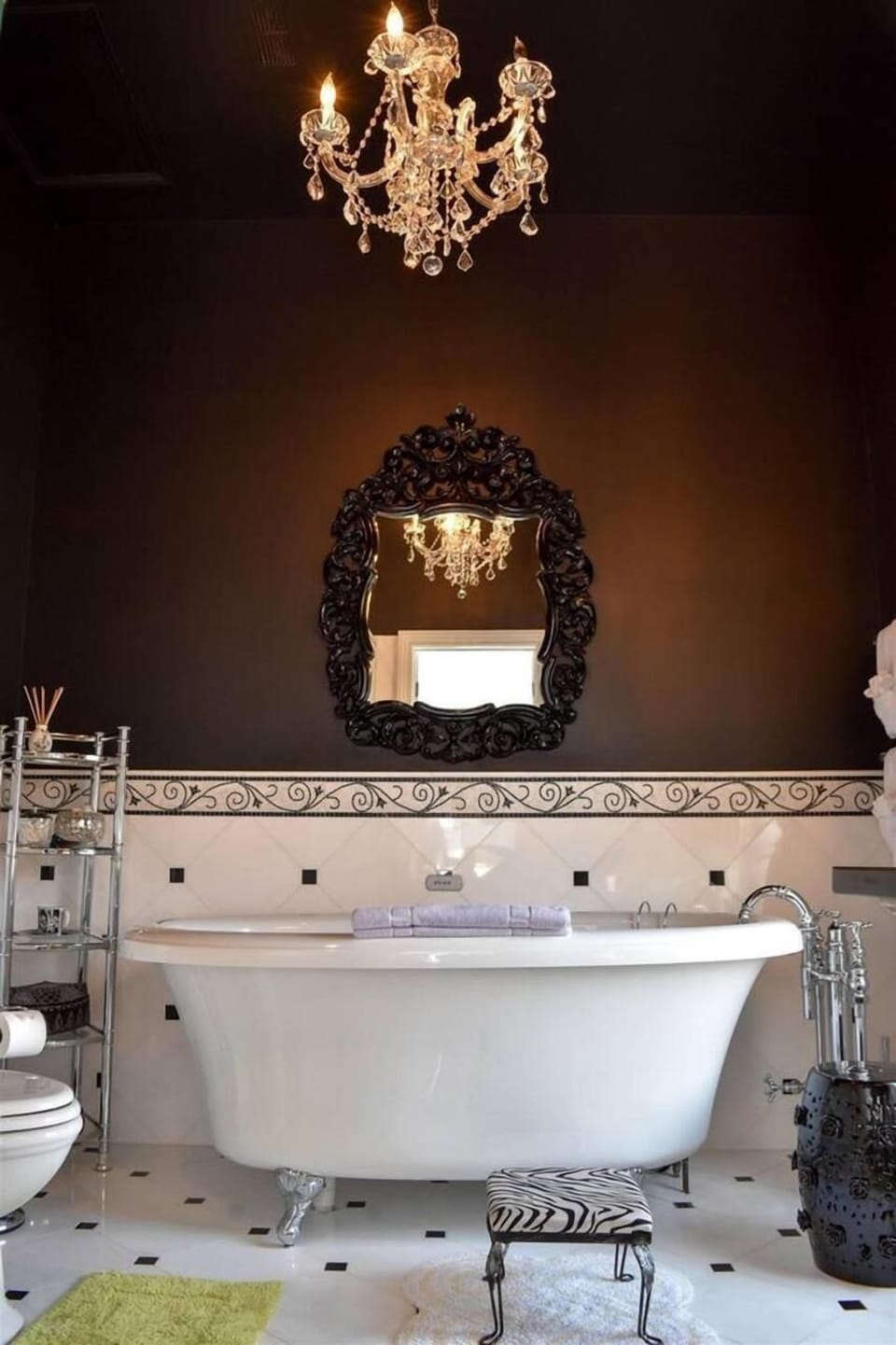 Sawyer Scott Room | Bathroom | Free toiletries, hair dryer, bathrobes, towels