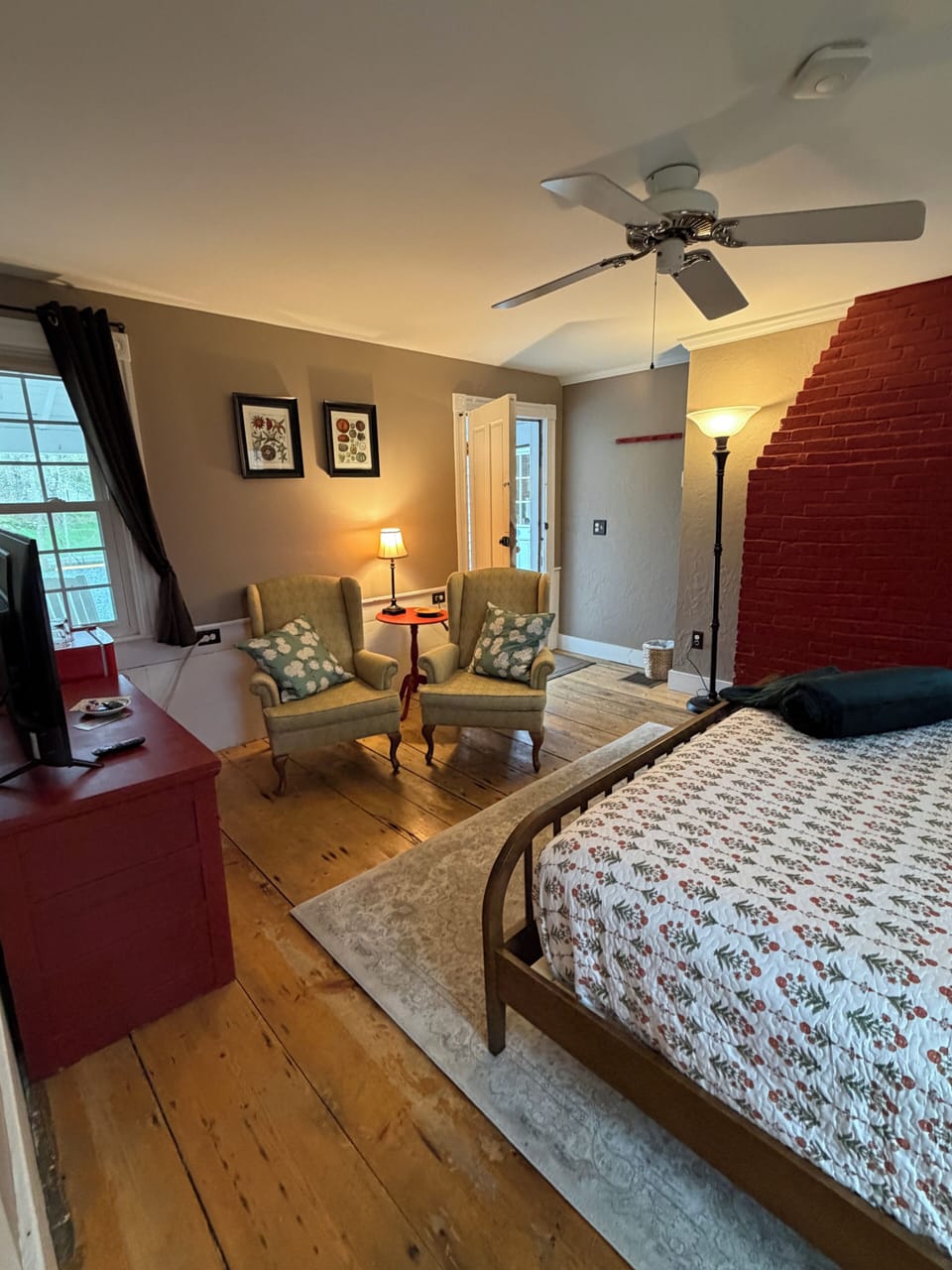 Room, 1 King Bed, Non Smoking | Pillowtop beds, blackout drapes, iron/ironing board (on request)