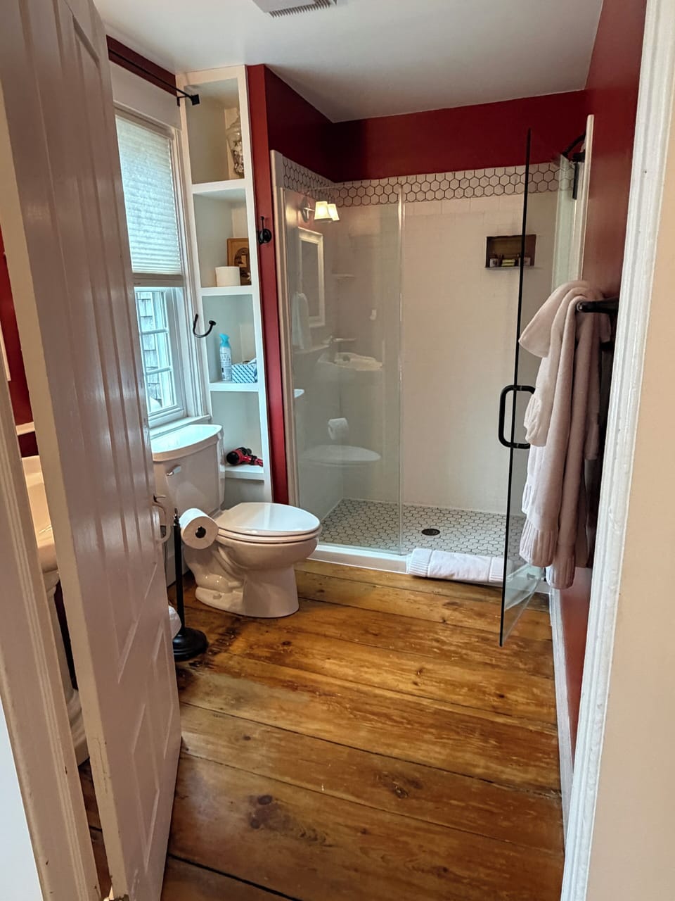 Room, 1 King Bed, Non Smoking | Pillowtop beds, blackout drapes, iron/ironing board (on request)