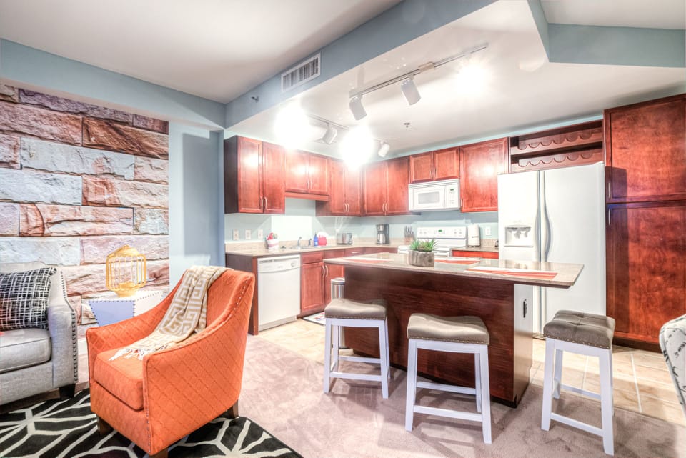 Condo, 1 Bedroom, Balcony, Lake View (416) | Private kitchen | Cookware/dishes/utensils