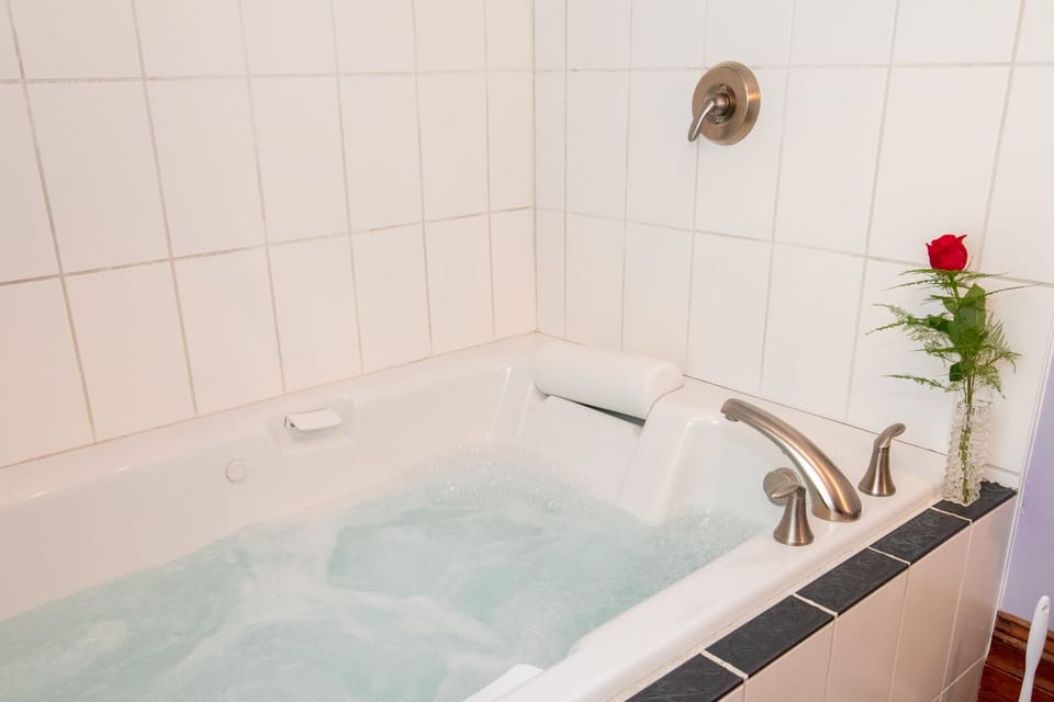 Room, 1 Queen Bed, Non Smoking (English Lavender) | Bathroom | Free toiletries, hair dryer, towels