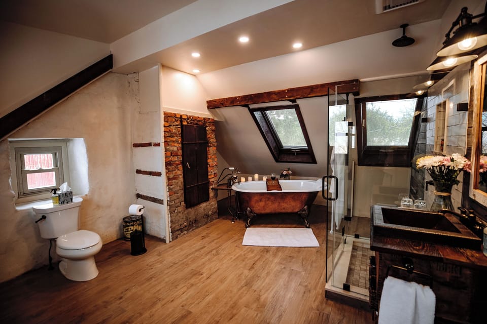 Suite Victory (Third Floor) | Bathroom | Hair dryer, towels, soap, shampoo