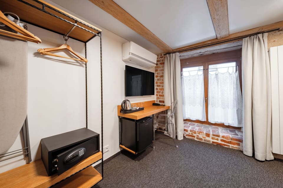 Heritage Double room | Minibar, in-room safe, desk, laptop workspace