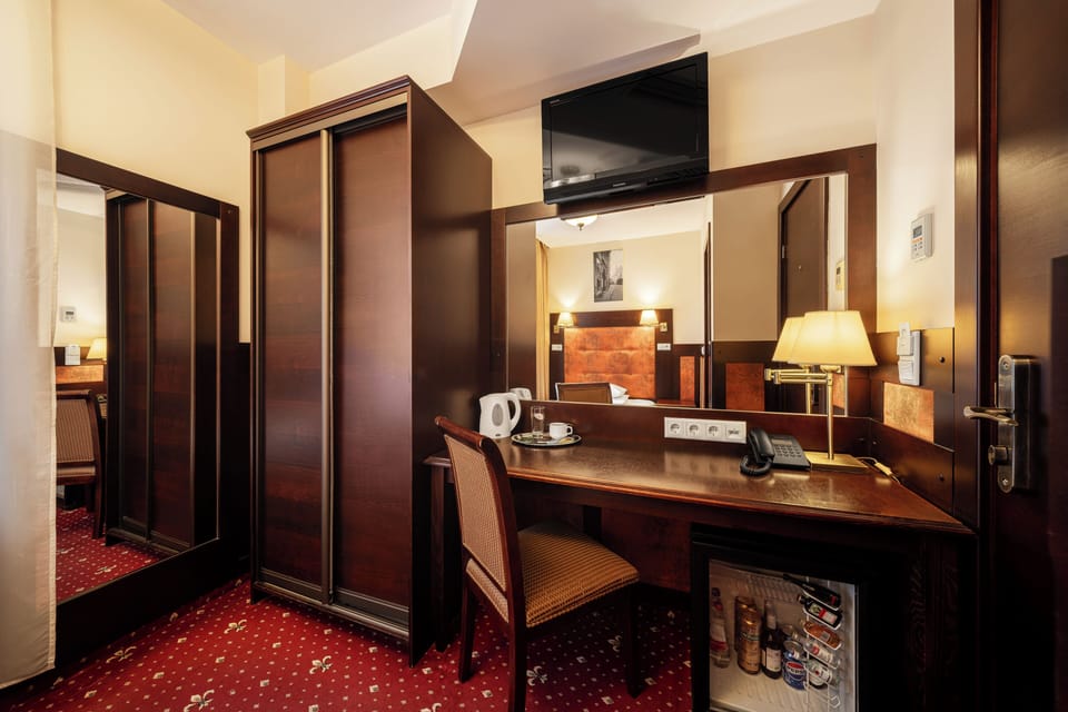 Single Room, 1 Twin Bed | Minibar, in-room safe, desk, laptop workspace