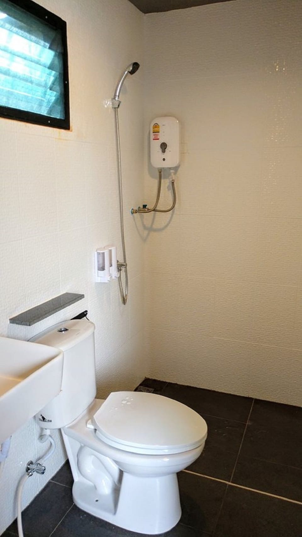 Shower, rainfall showerhead, free toiletries, towels