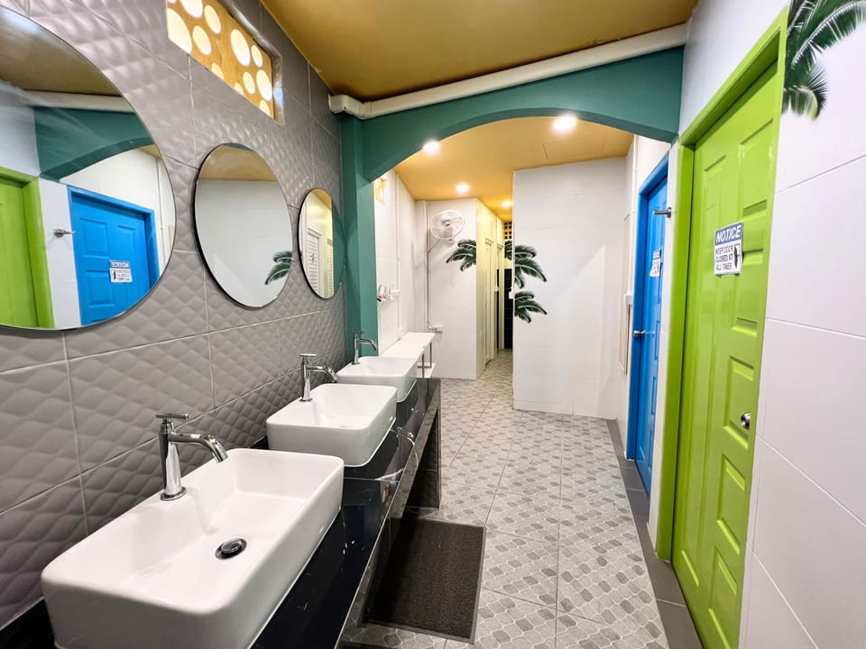 6 Bed Mixed Dormitory | Shared bathroom