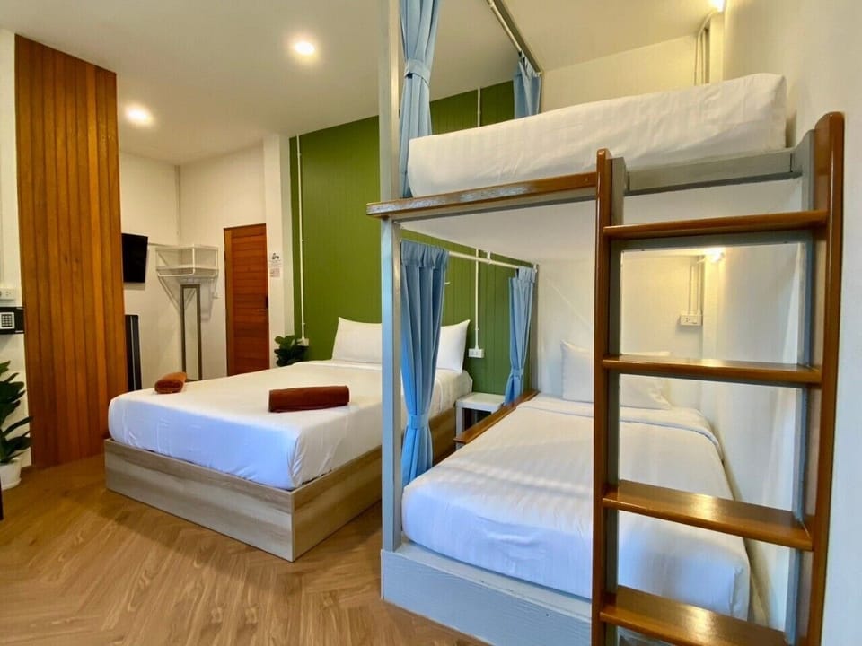 Family Room | In-room safe, free WiFi, bed sheets