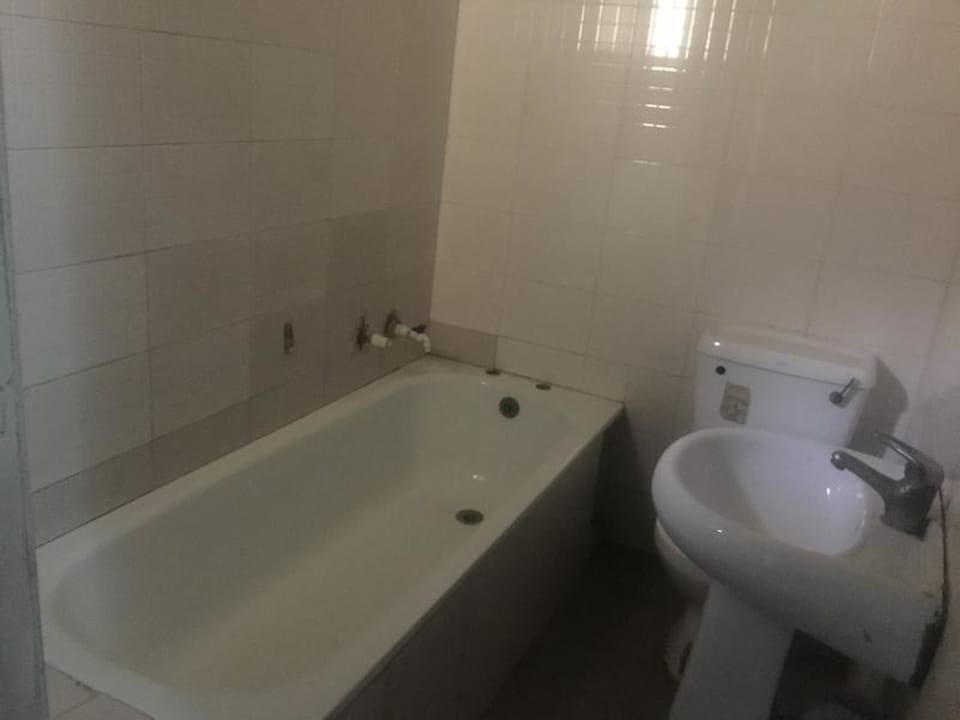 Executive Double Room, 1 Queen Bed, Non Smoking | Bathroom | Combined shower/tub, deep soaking tub, rainfall showerhead