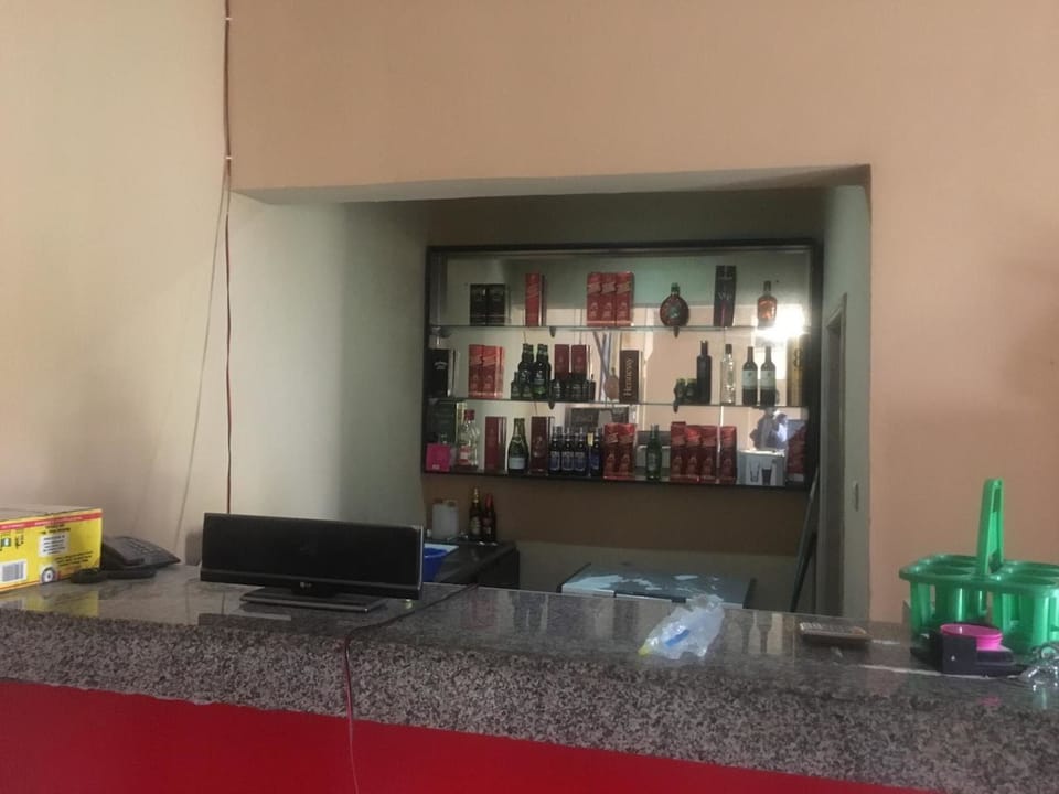 2 bars/lounges