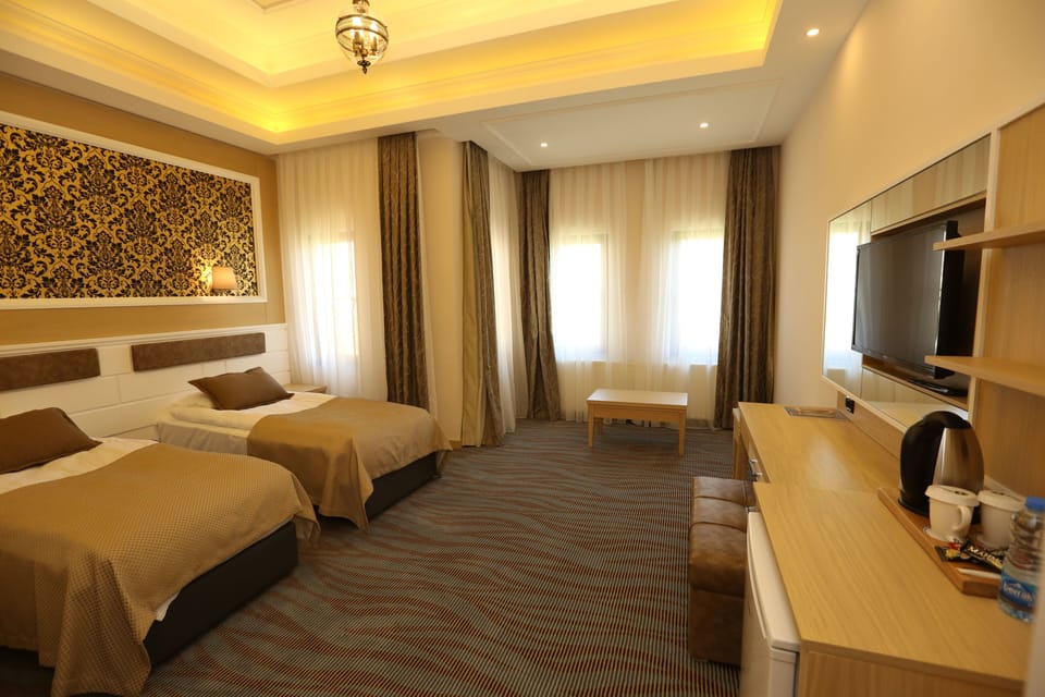DELUXE LAKE WIEW ROOM | 1 bedroom, premium bedding, in-room safe, laptop workspace