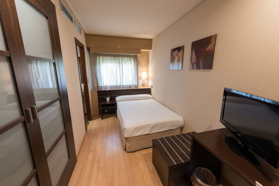 Single Room | Desk, iron/ironing board (on request), cribs (free)