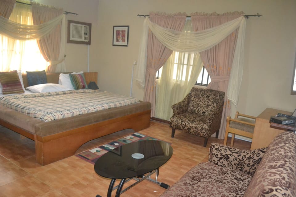 Business Room, 1 Queen Bed, Non Smoking | Desk, laptop workspace, free WiFi, bed sheets