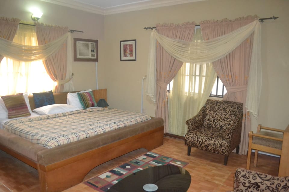 Business Room, 1 Queen Bed, Non Smoking | Desk, laptop workspace, free WiFi, bed sheets